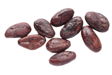 Kahverengi kavrulmuş kakao çekirdekleri beyaz arka planda izole edilmiş. 