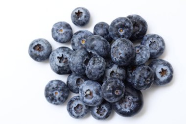 Beyaz arka planda yaban mersini meyvesi, beyaz arka planda izole edilmiş yaban mersini meyveleri, olgun yaban mersini meyveleri