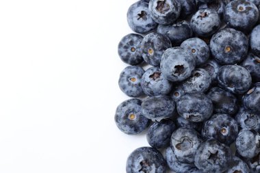 Beyaz arka planda yaban mersini meyvesi, beyaz arka planda izole edilmiş yaban mersini meyveleri, olgun yaban mersini meyveleri