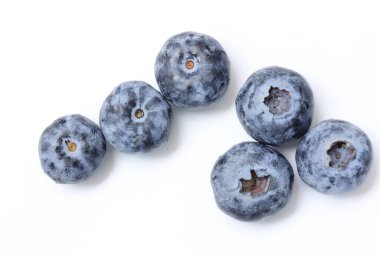 Beyaz arka planda yaban mersini meyvesi, beyaz arka planda izole edilmiş yaban mersini meyveleri, olgun yaban mersini meyveleri