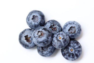 Beyaz arka planda yaban mersini meyvesi, beyaz arka planda izole edilmiş yaban mersini meyveleri, olgun yaban mersini meyveleri