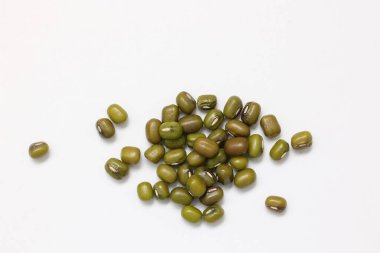 Beyaz arkaplanda yeşil fasulye, beyaz arkaplanda mung fasulyesi tohumu