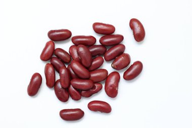 Beyaz arkaplanda kırmızı fasulye, beyaz arkaplanda kırmızı fasulye. 