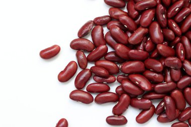 Beyaz arkaplanda kırmızı fasulye, beyaz arkaplanda kırmızı fasulye. 