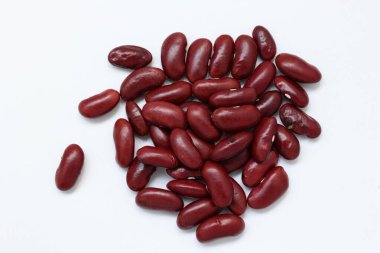 Beyaz arkaplanda kırmızı fasulye, beyaz arkaplanda kırmızı fasulye. 