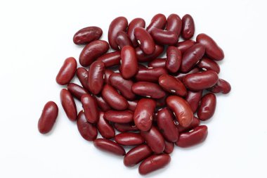 Beyaz arkaplanda kırmızı fasulye, beyaz arkaplanda kırmızı fasulye. 