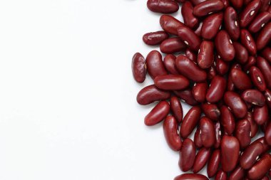 Beyaz arkaplanda kırmızı fasulye, beyaz arkaplanda kırmızı fasulye. 