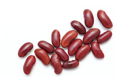 Beyaz arkaplanda kırmızı fasulye, beyaz arkaplanda kırmızı fasulye. 