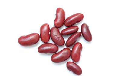 Beyaz arkaplanda kırmızı fasulye, beyaz arkaplanda kırmızı fasulye. 