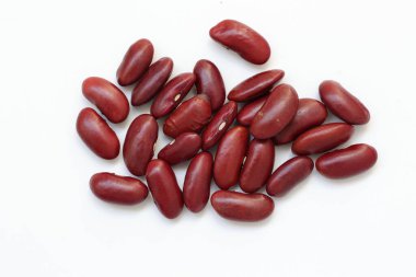 Beyaz arkaplanda kırmızı fasulye, beyaz arkaplanda kırmızı fasulye. 