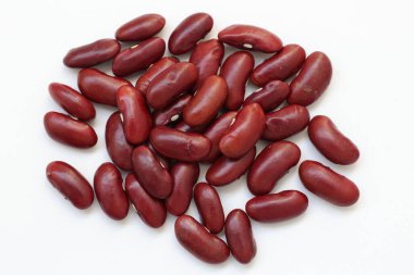 Beyaz arkaplanda kırmızı fasulye, beyaz arkaplanda kırmızı fasulye. 
