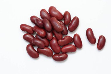 Beyaz arkaplanda kırmızı fasulye, beyaz arkaplanda kırmızı fasulye. 