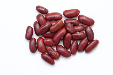 Beyaz arkaplanda kırmızı fasulye, beyaz arkaplanda kırmızı fasulye. 