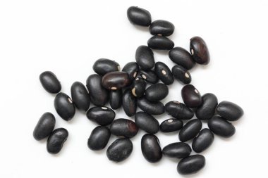 Beyaz arkaplanda siyah fasulyelerin üst görünümü