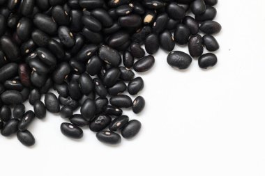 Beyaz arkaplanda siyah fasulyelerin üst görünümü