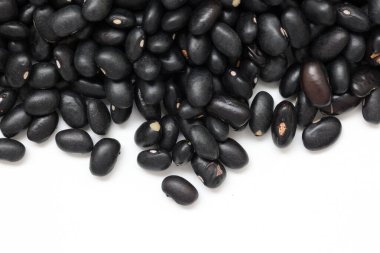Beyaz arkaplanda siyah fasulyelerin üst görünümü