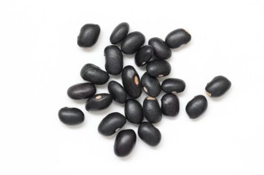 Beyaz arkaplanda siyah fasulyelerin üst görünümü