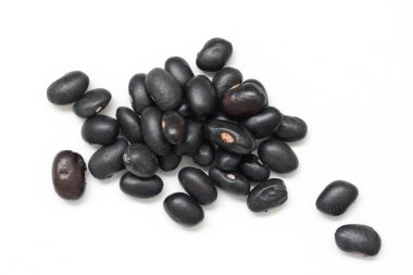 Beyaz arkaplanda siyah fasulyelerin üst görünümü