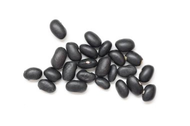 Beyaz arkaplanda siyah fasulyelerin üst görünümü