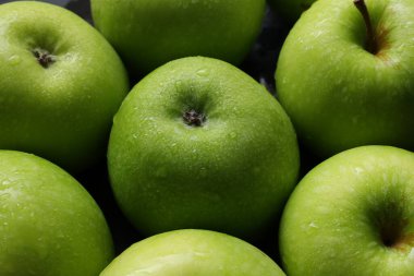 Damlalı yeşil elma meyvesi 