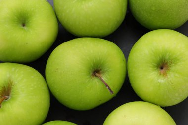 Damlalı yeşil elma meyvesi 