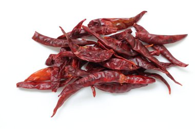 Kurutulmuş biberler beyaz arka planda izole edilmiş. 