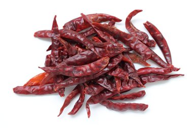 Kurutulmuş biberler beyaz arka planda izole edilmiş. 