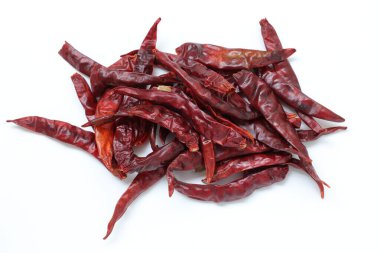 Kurutulmuş biberler beyaz arka planda izole edilmiş. 