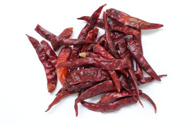 Kurutulmuş biberler beyaz arka planda izole edilmiş. 