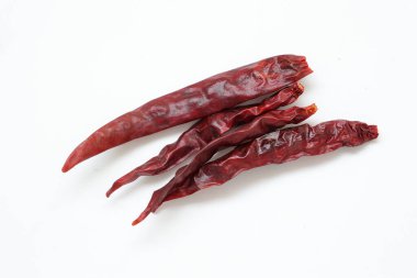 Kurutulmuş biberler beyaz arka planda izole edilmiş. 