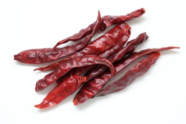 Kurutulmuş biberler beyaz arka planda izole edilmiş. 