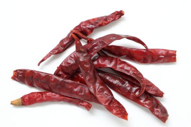 Kurutulmuş biberler beyaz arka planda izole edilmiş. 