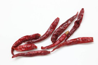 Kurutulmuş biberler beyaz arka planda izole edilmiş. 
