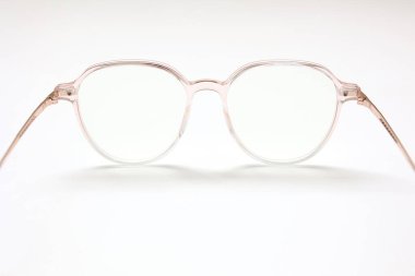 Gözlük izole edilmiş, gözlük beyaz arka planda izole edilmiş, gözlük beyaz zeminde izole edilmiş. 