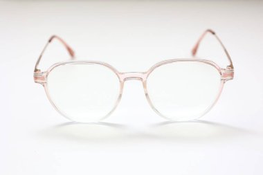 Gözlük izole edilmiş, gözlük beyaz arka planda izole edilmiş, gözlük beyaz zeminde izole edilmiş. 