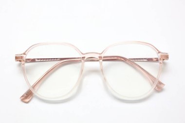 Gözlük izole edilmiş, gözlük beyaz arka planda izole edilmiş, gözlük beyaz zeminde izole edilmiş. 