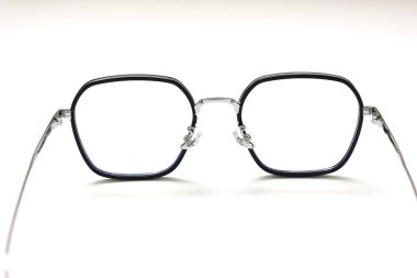 Gözlük izole edilmiş, gözlük beyaz arka planda izole edilmiş, gözlük beyaz zeminde izole edilmiş. 