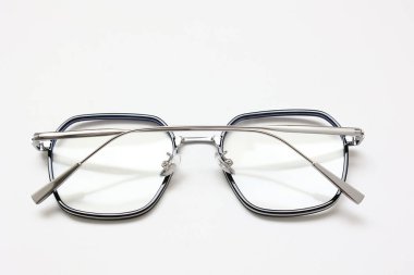 Gözlük izole edilmiş, gözlük beyaz arka planda izole edilmiş, gözlük beyaz zeminde izole edilmiş. 