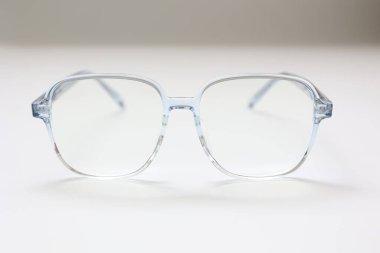 Gözlük izole edilmiş, gözlük beyaz arka planda izole edilmiş, gözlük beyaz zeminde izole edilmiş. 