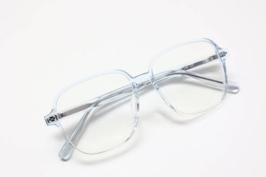 Gözlük izole edilmiş, gözlük beyaz arka planda izole edilmiş, gözlük beyaz zeminde izole edilmiş. 