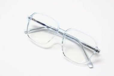 Gözlük izole edilmiş, gözlük beyaz arka planda izole edilmiş, gözlük beyaz zeminde izole edilmiş. 