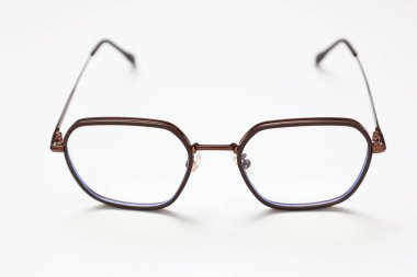 Gözlük izole edilmiş, gözlük beyaz arka planda izole edilmiş, gözlük beyaz zeminde izole edilmiş. 