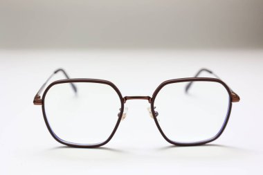 Gözlük izole edilmiş, gözlük beyaz arka planda izole edilmiş, gözlük beyaz zeminde izole edilmiş. 