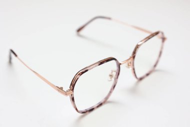 Gözlük izole edilmiş, gözlük beyaz arka planda izole edilmiş, gözlük beyaz zeminde izole edilmiş. 