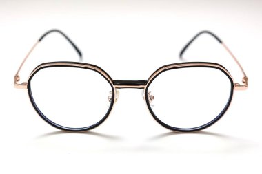 Gözlük izole edilmiş, gözlük beyaz arka planda izole edilmiş, gözlük beyaz zeminde izole edilmiş. 