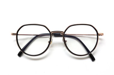 Gözlük izole edilmiş, gözlük beyaz arka planda izole edilmiş, gözlük beyaz zeminde izole edilmiş. 