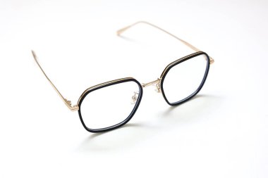 Gözlük izole edilmiş, gözlük beyaz arka planda izole edilmiş, gözlük beyaz zeminde izole edilmiş. 