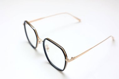 Gözlük izole edilmiş, gözlük beyaz arka planda izole edilmiş, gözlük beyaz zeminde izole edilmiş. 