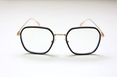 Gözlük izole edilmiş, gözlük beyaz arka planda izole edilmiş, gözlük beyaz zeminde izole edilmiş. 