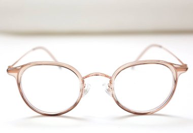 Gözlük izole edilmiş, gözlük beyaz arka planda izole edilmiş, gözlük beyaz zeminde izole edilmiş. 